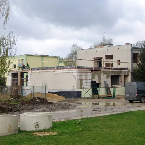 Termomodernizacja oraz rozbudowa, nadbudowa i przebudowa budynku Gminy Rawicz przy ul. Sarnowskiej 9a w Rawiczu wraz ze zmianą funkcji części pomieszczeń na Przedszkole wraz z placem zabaw | fot. 1