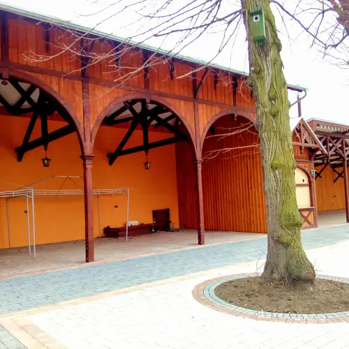 Renowacja drewnianych wiat przy Domu Kultury w Rawiczu | fot. 2