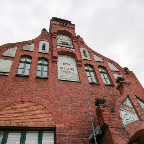 Renowacja stolarki okiennej i drzwiowej oraz detali architektonicznych w Domu Kultury w Rawiczu | fot. 2