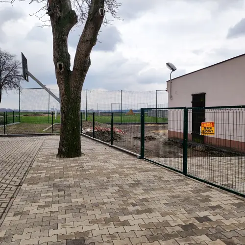 Montaż instalacji fotowoltaicznej przy sali wiejskiej w Żołędnicy | fot. 1