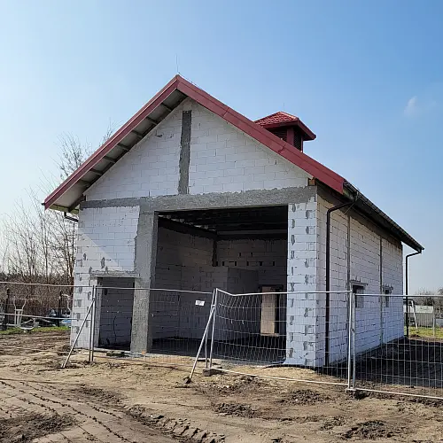 Budowa remizy strażackiej w Żołędnicy - etap II obejmujący wykonanie stanu surowego z dachem. | fot. 2