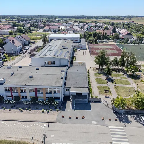 Instalacja fotowoltaiczna na budynku SP nr 5 w Rawiczu | fot. 1