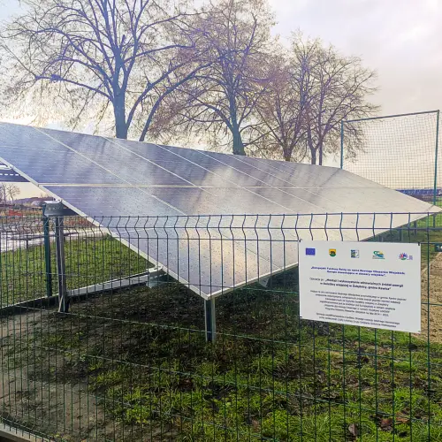 Montaż instalacji fotowoltaicznej przy sali wiejskiej w Żołędnicy