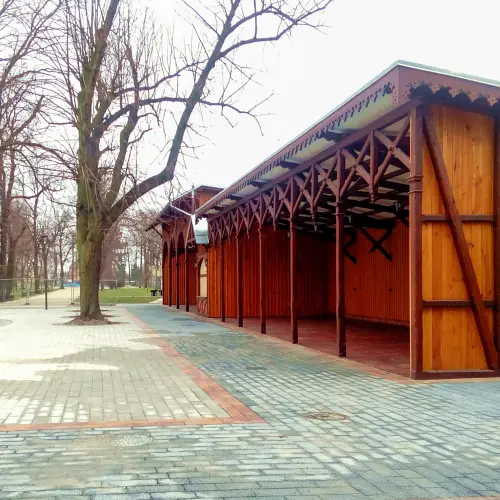 Renowacja drewnianych wiat przy Domu Kultury w Rawiczu