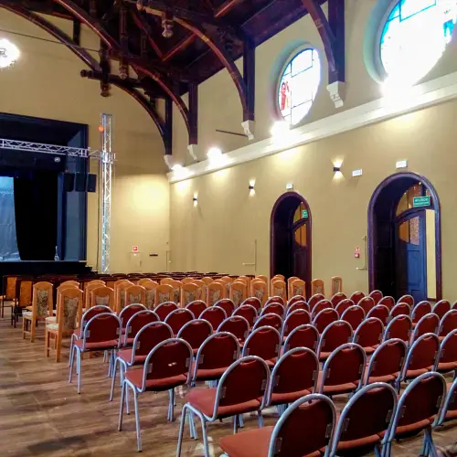 Malowanie ścian wewnątrz budynku Domu Kultury w Rawiczu