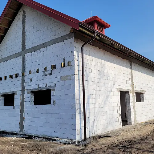 Budowa remizy strażackiej w Żołędnicy - etap II obejmujący wykonanie stanu surowego z dachem.