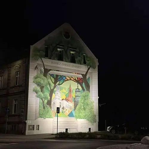 Budowa oświetlenia muralu na budynku Piłsudskiego 51 w Rawiczu