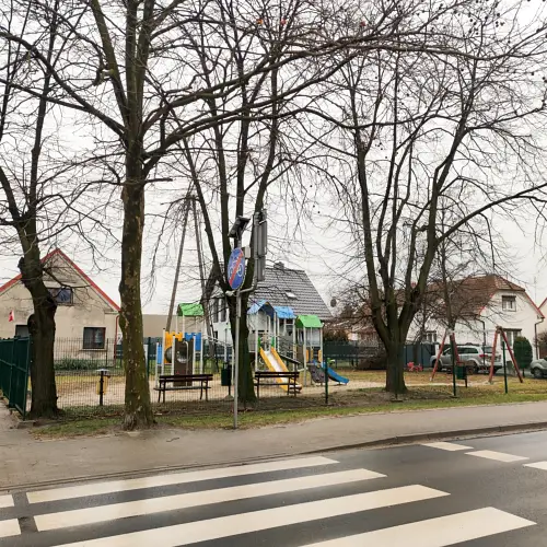 Budowa ogrodzenia z paneli przy placu zabaw w Szymanowie