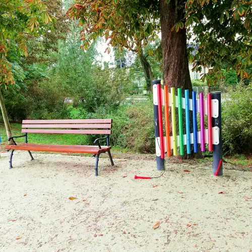 Urządzenia muzyczne i zjeżdżalnia na Plantach Jana Pawła II w Rawiczu