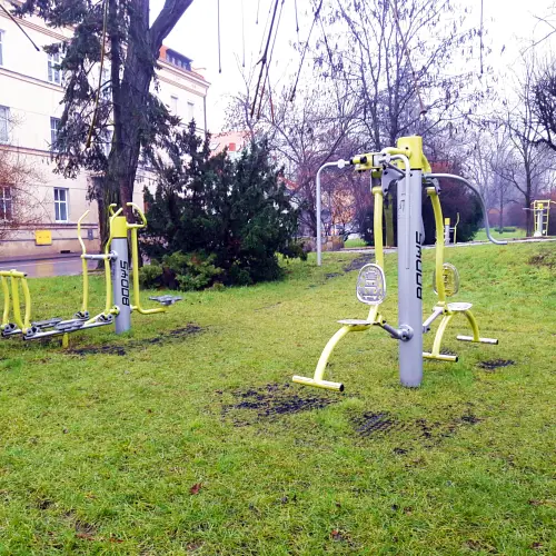 Urządzenia do ćwiczeń plenenerowych fitness na Plantach Jana Pawła II w Rawiczu